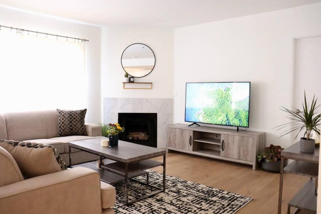 Heart Of West Hollywood Modern 2 Bedroom 2 Bath Apartment *